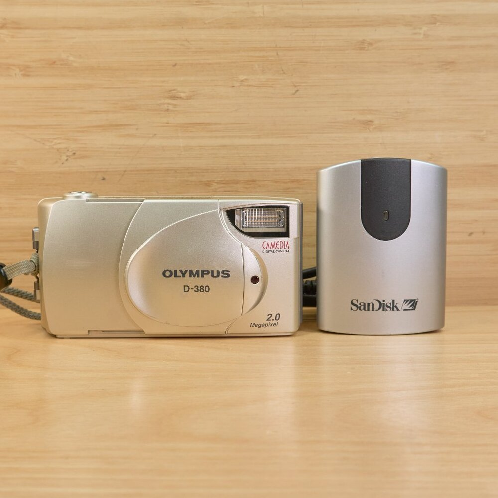 Vintage Olympus Camedia D-380 / 2.0MP Compact Digital Camera / Tested